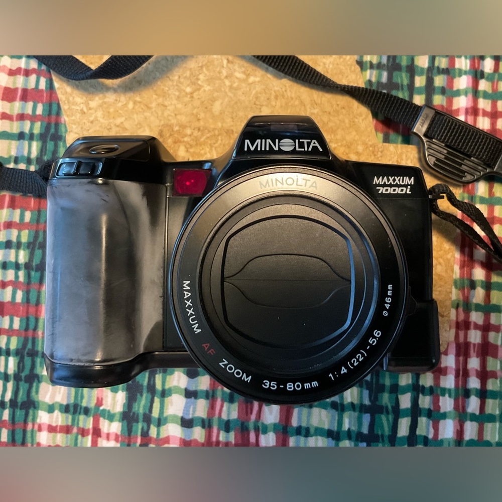 MINOLTA MAXXUM 7000i 35mm CAMERA & MAXXUM FLASH 3200l with CARRY BAG